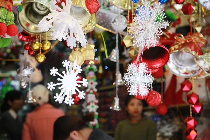 Hanoi streets lit up as merry Christmas comes - ảnh 1